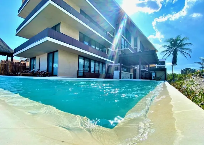 Across From The With 2 Pools & Jungle Vibes Apartment