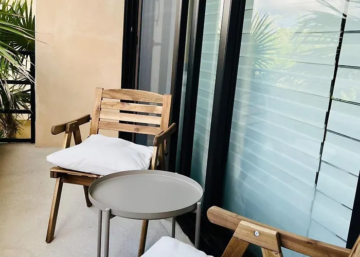 Across From The With 2 Pools & Jungle Vibes Apartment *