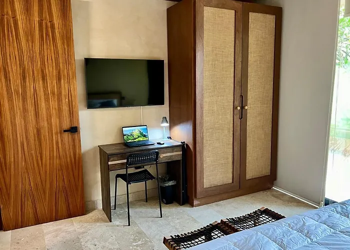 Across From The With 2 Pools & Jungle Vibes Apartment *